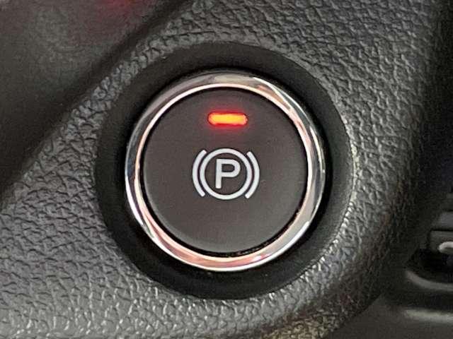 「電動パーキングブレーキ」 電子制御式のパーキングブレーキです。スイッチ一つでサイドブレーキがかかります♪