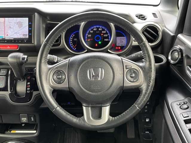 「革巻きステアリング」 握りやすい形状のステアリングホイール。