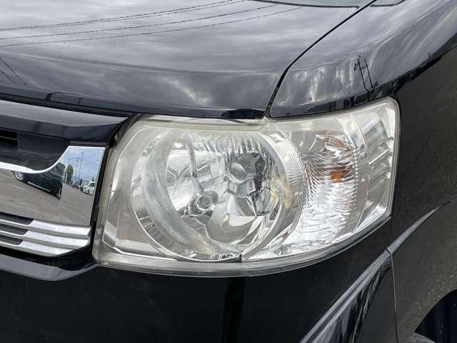 「HIDヘッドライト」 従来から車のヘッドライトに使われてきた「ハロゲンヘッドライト」と比べて、数倍もの明るさを実現♪また消費電力が低いため発熱も少なく長寿命と言われています♪