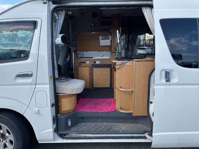 ハイエースバン ＳロングＤＸ　フル装備（社外ＣＤ，／ＭＤ）／８人乗り／社外パナソニックストラーダナビ／バックカメラ／ＥＴＣ／社外１５インチＡＷ／キーレス／フォグランプ／レクビィプラスシリーズキャンピングカー（8枚目）