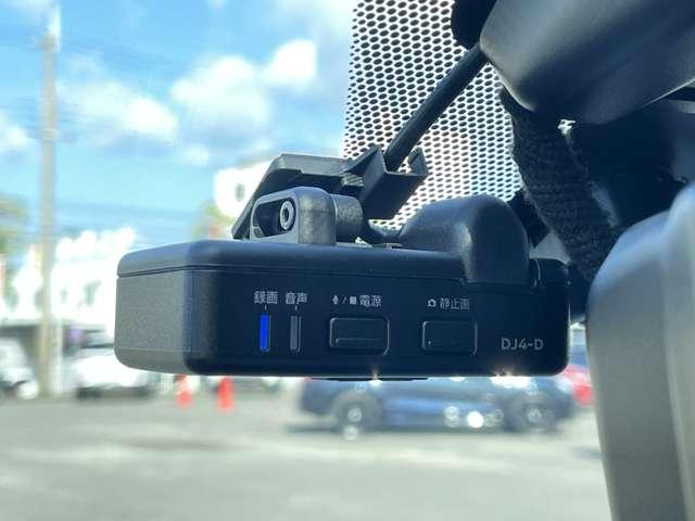 �u�h���C�u���R�[�_�[�v�@�}��~��Փ˂ȂǂŎԂɏՌ�������������A�f���E�������L�^����ԍڑ��u�ł���