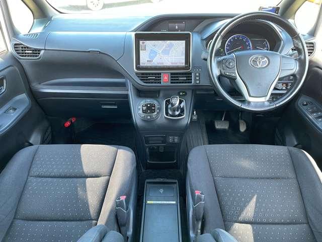 ヴォクシー ハイブリッドＶ　純正９インチＳＤナビ／フルセグＴＶ／ＢＴオーディオ／バック＆フロントカメラ／スマートエントリー＆スタートシステム／両側パワースライドドア／クルーズコントロール／ＬＥＤヘッドライト／前席ヒーター（5枚目）