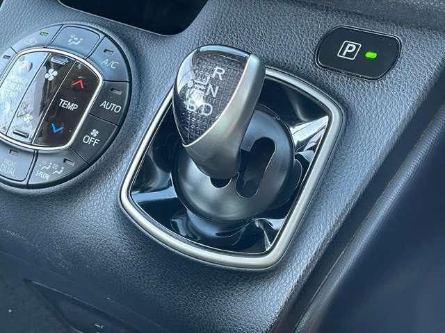 ヴォクシー ハイブリッドＶ　純正９インチＳＤナビ／フルセグＴＶ／ＢＴオーディオ／バック＆フロントカメラ／スマートエントリー＆スタートシステム／両側パワースライドドア／クルーズコントロール／ＬＥＤヘッドライト／前席ヒーター（21枚目）