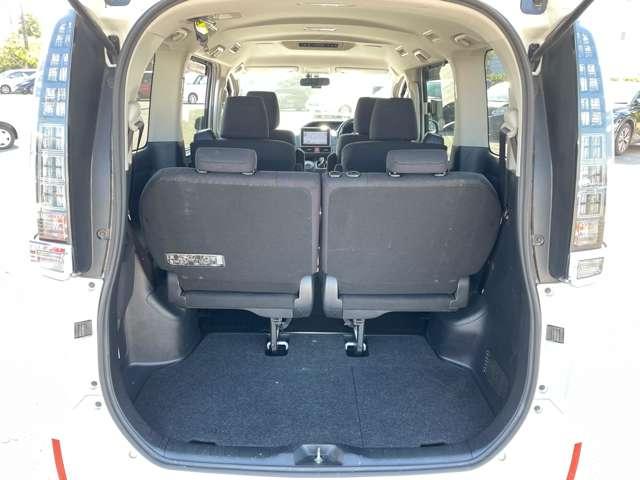 ヴォクシー ハイブリッドＶ　純正９インチＳＤナビ／フルセグＴＶ／ＢＴオーディオ／バック＆フロントカメラ／スマートエントリー＆スタートシステム／両側パワースライドドア／クルーズコントロール／ＬＥＤヘッドライト／前席ヒーター（30枚目）