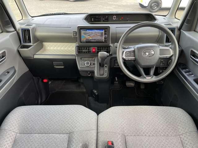 内装は灰色を基調としており、落ち着いた雰囲気を演出しています！