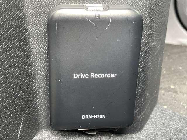 「ドライブレコーダー」　急停止や衝突などで車に衝撃が加わった時、映像・音声を記録する車載装置です♪