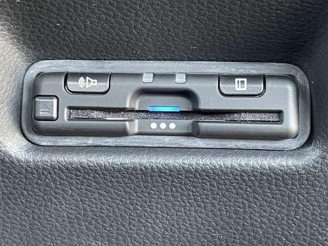 フィット e:HEVリュクス 禁煙車/ホンダセンシング/Bluetooth対応ギャザーズ9インチメモリーナビ/フルセグTV/バック&フロントカメラ/コーナーセンサー/シートヒーター/ハンドルヒーター/ワイヤレス充電(22枚目)