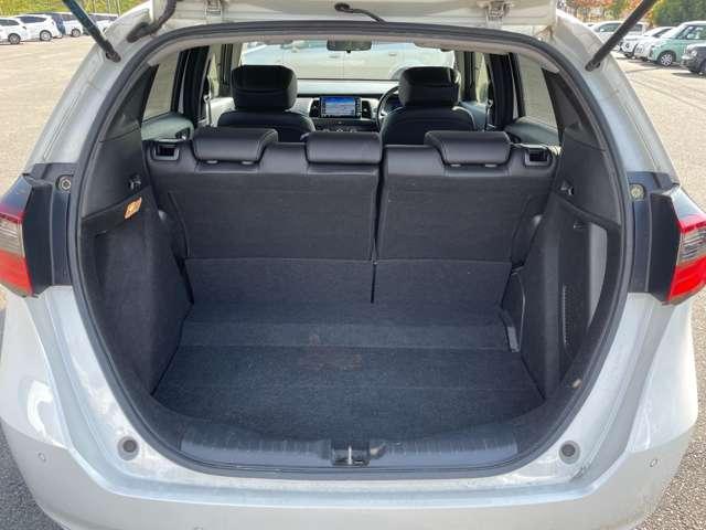 フィット ｅ：ＨＥＶリュクス　ＣＭＢＳ／アダプティブクルーズコントロール＆ＬＫＡＳ／踏み間違い衝突軽減／ギャザーズ９インチＳＤナビ／フルセグＴＶ／ＢＴオーディオ／ＤＶＤ再生／バックカメラ／スマートキー／ＬＥＤヘッドライト／ＥＴＣ（31枚目）