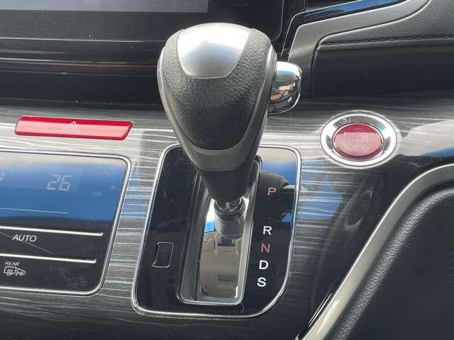 オデッセイ アブソルート・２０ｔｈアニバーサリー　シティブレーキアクティブ／メーカーインターナビ＆連動ＥＴＣ／フリップダウンモニター／フルセグＴＶ／ＢＴオーディオ／ＤＶＤ再生／バックカメラ／スマートキー／両側パワースライドドア／純正アルミホイール（22枚目）