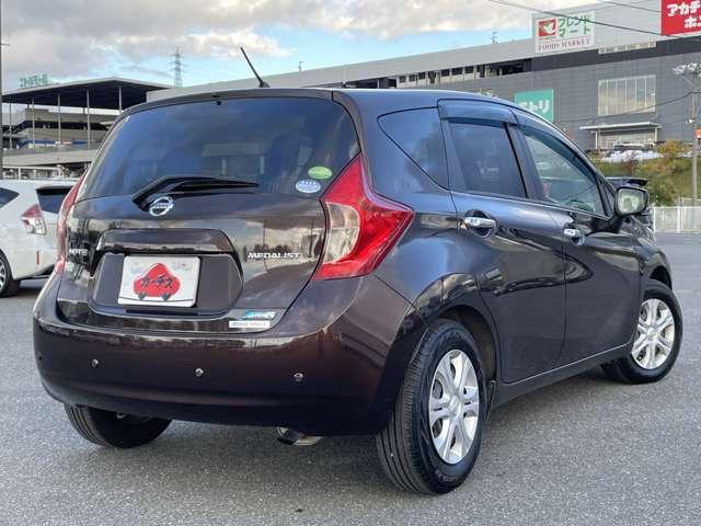 ノート １．２メダリスト　ＥブレーキＰＫＧ　５名　ワンオーナー／禁煙車／エマージェンシーブレーキ／アラウンドビューモニター／純正ＳＤナビ／フルセグＴＶ／ＢＴオーディオ／ＤＶＤ再生／インテリジェントキー／ＬＥＤヘッドライト／人工皮革コンビシート（4枚目）