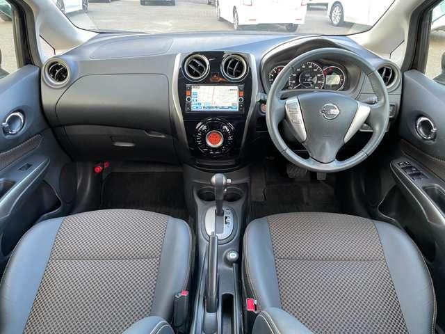 ノート １．２メダリスト　ＥブレーキＰＫＧ　５名　ワンオーナー／禁煙車／エマージェンシーブレーキ／アラウンドビューモニター／純正ＳＤナビ／フルセグＴＶ／ＢＴオーディオ／ＤＶＤ再生／インテリジェントキー／ＬＥＤヘッドライト／人工皮革コンビシート（5枚目）