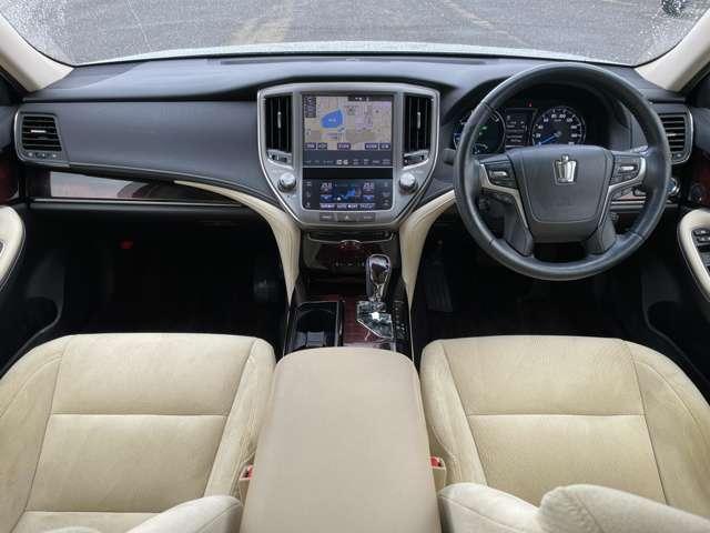 クラウンハイブリッド ロイヤルサルーン　ワンオーナー／セーフティセンス／レーダークルーズコントロール／純正ＳＤナビ＆連動ＥＴＣ／フルセグ／ＢＴオーディオ／バックカメラ／スマートキー／ＬＥＤヘッドライト／シート＆ステアリングヒーター（5枚目）