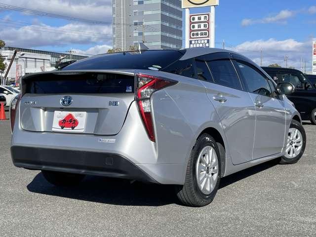 プリウス Ｓ　ワンオーナー／禁煙／トヨタセーフティセンスＰ／ＰＣＳ／レーダークルーズコントロール／Ｂカメラ／ＳＤナビ／フルセグ／ＤＶＤ再生／ＢＴオーディオ／ＥＴＣ／純正１５ＡＷ／ＬＥＤヘッド＆フォグ／（4枚目）