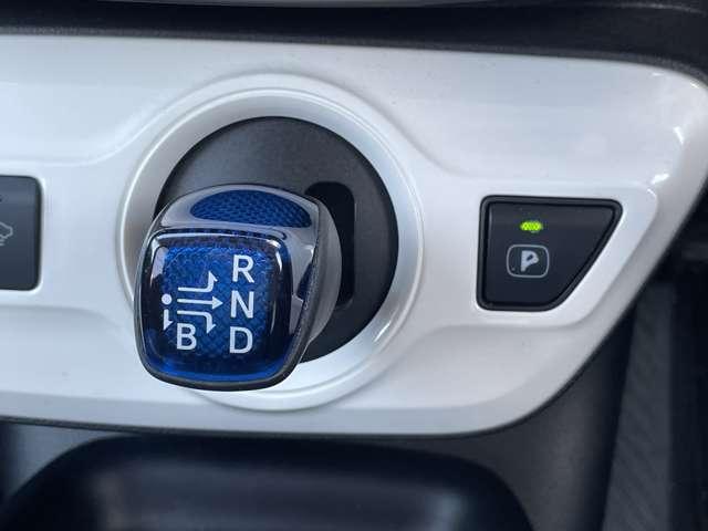 プリウス Ｓ　ワンオーナー／禁煙／トヨタセーフティセンスＰ／ＰＣＳ／レーダークルーズコントロール／Ｂカメラ／ＳＤナビ／フルセグ／ＤＶＤ再生／ＢＴオーディオ／ＥＴＣ／純正１５ＡＷ／ＬＥＤヘッド＆フォグ／（17枚目）