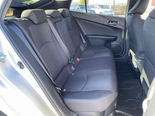 プリウス Ｓ　ワンオーナー／禁煙／トヨタセーフティセンスＰ／ＰＣＳ／レーダークルーズコントロール／Ｂカメラ／ＳＤナビ／フルセグ／ＤＶＤ再生／ＢＴオーディオ／ＥＴＣ／純正１５ＡＷ／ＬＥＤヘッド＆フォグ／（24枚目）