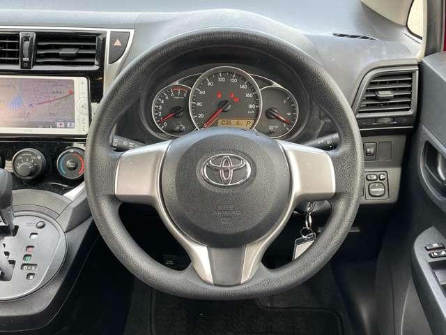 �u�X�e�A�����O�v�@����₷���`��̃X�e�A�����O�z�C�[���B�X����L�Y�Ȃ��L���C�ȏ�Ԃł���