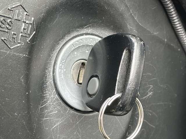 �u�L�[���X�G���g���[�v�@�h�A�̎{���J�����L�[�̃{�^���ōs���܂���