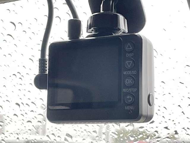 �u�h���C�u���R�[�_�[�v�@�}��~��Փ˂ȂǂŎԂɏՌ�������������A�f���E�������L�^����ԍڑ��u�ł���