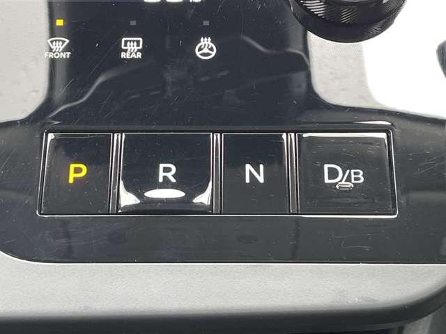 �u�V�t�g�X�C�b�`�v�]���̃V�t�g���o�[�̑���ɁA�u���[�L�𓥂݂Ȃ���{�^�������������ŃV�t�g����i�o�^�q�^�m�^�c�Ȃǁj���s���d�q���䎮�̃V�X�e����