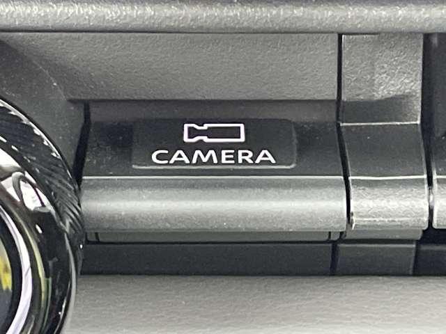 �u�J�����X�C�b�`�v�ԗ��ɓ��ڂ��ꂽ�����̃J�����f����؂�ւ��ĕ\�������邽�߂̃X�C�b�`�􂱂̃X�C�b�`���������ƂŁA�o�b�N�M�A�ȊO�ł��C�ӂɃJ�����f����؂�ւ�����A�\���A���O����ς�����ł��܂���