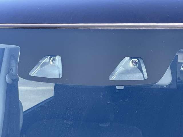 �u�f���A���J�����u���[�L�T�|�[�g�v�@���E�Q�̃J�������A�Ώە��Ƃ̋�����`�𑨂��āA���s�҂�Ԃ�F���A�Փ˂̉���܂��͏Փ˔�Q�y����}��܂���