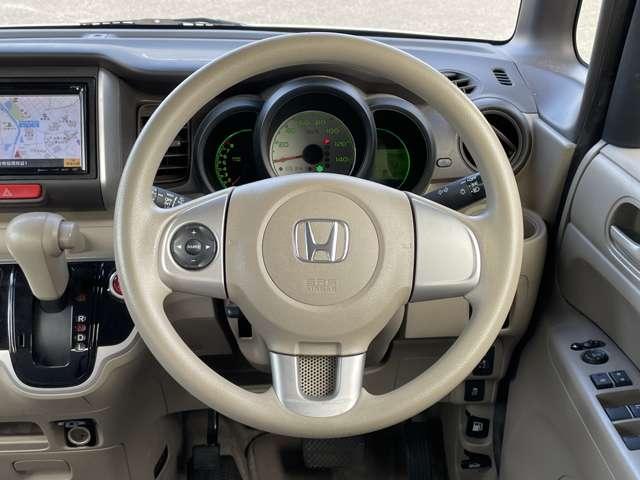 �u�X�e�A�����O�v�@����₷���`��̃X�e�A�����O�z�C�[���B�X����L�Y�Ȃ��L���C�ȏ�Ԃł���