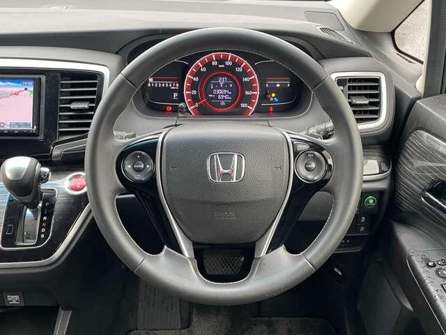 �u�X�e�A�����O�v�@����₷���`��̃X�e�A�����O�z�C�[���B�X����L�Y�Ȃ��L���C�ȏ�Ԃł���