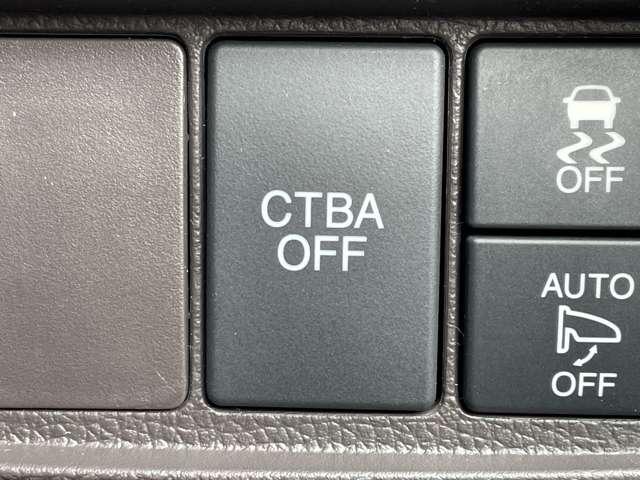 �u�Փ˔�Q�y���u���[�L�v�@�O���̎����ԓ����J�����⃌�[�_�[�ȂǂŌ��m���A�Փ˂��邨���ꂪ����ꍇ�ɂ́A�x���u���[�L�͐���ɂ��Փˉ�𑀍��⏕���܂���