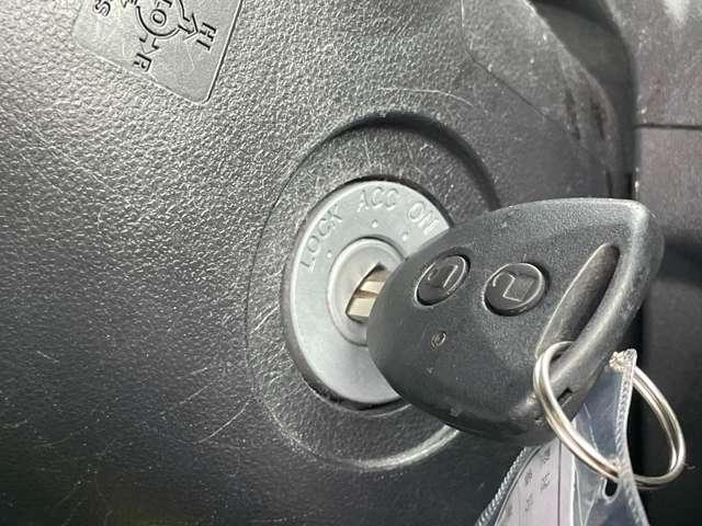 �u�L�[���X�G���g���[�v�@�h�A�̎{���J�����L�[�̃{�^���ōs���܂���