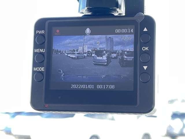 �u�h���C�u���R�[�_�[�v�@�}��~��Փ˂ȂǂŎԂɏՌ�������������A�f���E�������L�^����ԍڑ��u�ł���