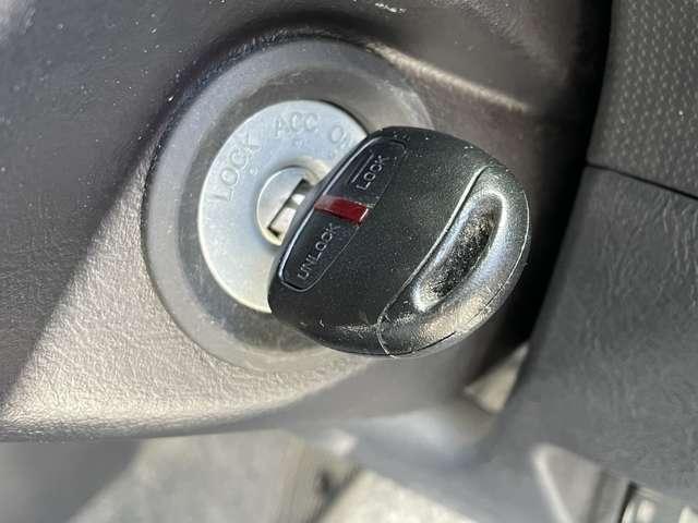 �u�L�[���X�G���g���[�v�@�h�A�̎{���J�����L�[�̃{�^���ōs���܂���