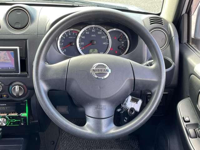 �u�X�e�A�����O�v�@����₷���`��̃X�e�A�����O�z�C�[���B�X����L�Y�Ȃ��L���C�ȏ�Ԃł���