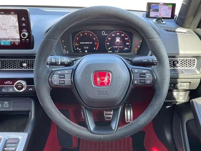 �u�X�e�A�����O�v�@����₷���`��̃X�e�A�����O�z�C�[���B�X����L�Y�Ȃ��L���C�ȏ�Ԃł���