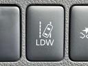 「LDW(車線逸脱警報)」 走行中に車両が車線からはみ出さないよう、ドライバーに注意を促します♪