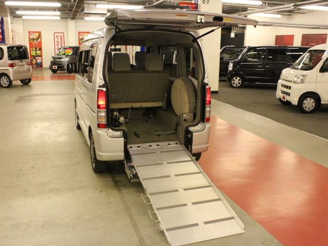 車いす移動車 後部電動固定 リアシート付(5枚目)