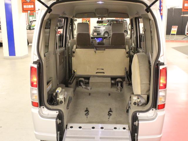 車いす移動車 後部電動固定 リアシート付(13枚目)