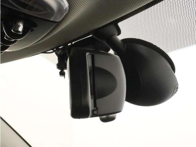 ＭＩＮＩ クーパーＳ　クラブマン　純正ＨＤＤナビ／フルセグＴＶ／Ｂｌｕｅｔｏｏｔｈ／バックカメラ／ＬＥＤヘッドライト／シルバールーフ／純正規格外１７インチブラック塗装ＡＷ／革巻ステアリング／ＥＴＣ２．０／スマートキー／障害物センサー／（14枚目）