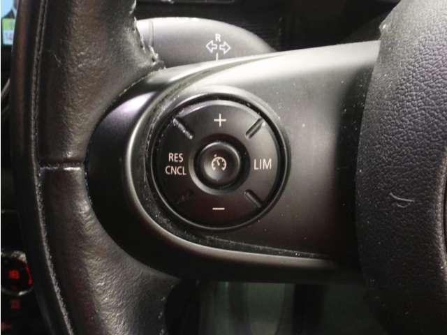 ＭＩＮＩ クーパーＳ　クラブマン　純正ＨＤＤナビ／フルセグＴＶ／Ｂｌｕｅｔｏｏｔｈ／バックカメラ／ＬＥＤヘッドライト／シルバールーフ／純正規格外１７インチブラック塗装ＡＷ／革巻ステアリング／ＥＴＣ２．０／スマートキー／障害物センサー／（16枚目）