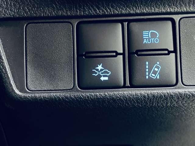 カローラフィールダー ハイブリッドＧ　ダブルバイビー　禁煙車！衝突被害軽減ブレーキ！クルーズコントロール！純正ナビ！バックカメラ！ＢＴ！フルセグＴＶ！ＥＴＣ！シートヒーター！スマートキー！キーレス！アイドリングストップ！ＴＲＤエアロ！ＴＲＤ１６ＡＷ！（5枚目）