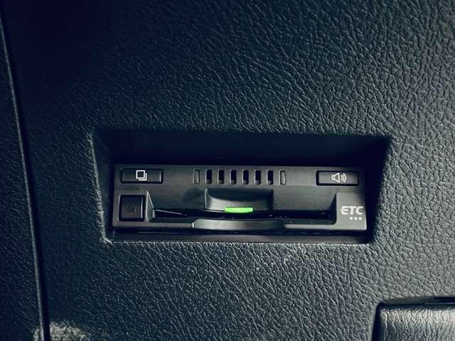 カローラフィールダー ハイブリッドＧ　ダブルバイビー　禁煙車！衝突被害軽減ブレーキ！クルーズコントロール！純正ナビ！バックカメラ！ＢＴ！フルセグＴＶ！ＥＴＣ！シートヒーター！スマートキー！キーレス！アイドリングストップ！ＴＲＤエアロ！ＴＲＤ１６ＡＷ！（12枚目）