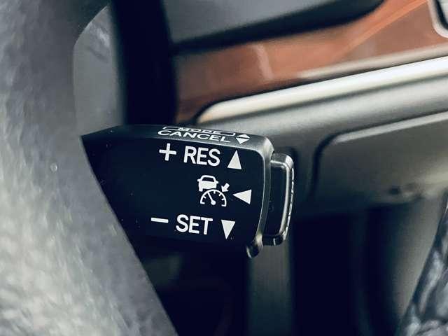 クラウンハイブリッド ロイヤルサルーン ブラックスタイル 禁煙車/ムーンルーフ/PCS/アダブティブクルーズコントロール/パノラミックビューモニター/フルセグ付純正HDDナビ/DVD可/Bluetooth/純正17インチAW/シートヒーター/パワーシート/(7枚目)