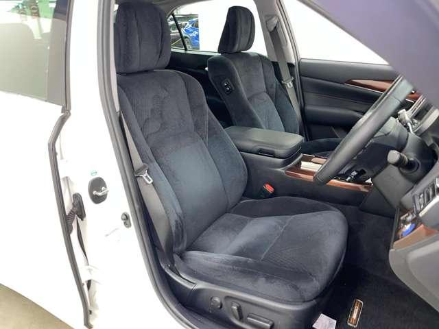 クラウンハイブリッド ロイヤルサルーン ブラックスタイル 禁煙車/ムーンルーフ/PCS/アダブティブクルーズコントロール/パノラミックビューモニター/フルセグ付純正HDDナビ/DVD可/Bluetooth/純正17インチAW/シートヒーター/パワーシート/(16枚目)