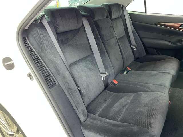 クラウンハイブリッド ロイヤルサルーン ブラックスタイル 禁煙車/ムーンルーフ/PCS/アダブティブクルーズコントロール/パノラミックビューモニター/フルセグ付純正HDDナビ/DVD可/Bluetooth/純正17インチAW/シートヒーター/パワーシート/(19枚目)