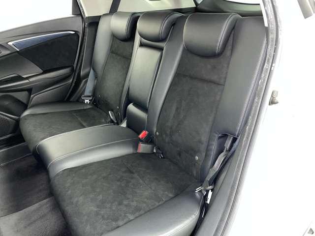 シャトル ハイブリッドXスタイルエディション 禁煙車/CTBA/クルーズコントロール/フルセグ付GATHERSインターナビ/走行中TV/DVD視聴可/Bluetooth対応/バックカメラ/純正エアロパーツ/合皮コンビシート/パドルシフト/ETC/(17枚目)