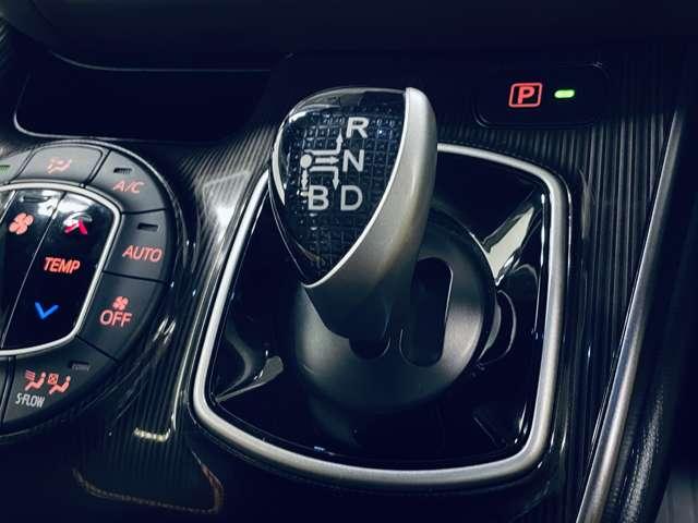 エスクァイア ハイブリッドGi プレミアムパッケージ 禁煙車/セーフティセンス/純正12.1インチフリップタウンモニター/フルセグ付9インチTコネクトSDナビ/DVD再生可/Bluetooth対応/バックカメラ/純正AW/ヒーター付合皮コンビシート/(16枚目)