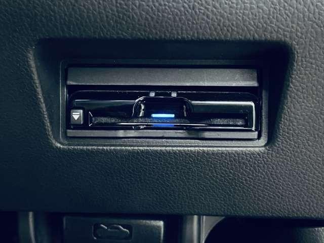 スイフトスポーツ ベースグレード 6MT 5MT/セーフティサポート/アダブティブクルーズコントロール/全方位モニター/フルセグ付純正8インチナビ/DVD再生可/Bluetooth/BSM/ブラックルーフ/純正17AW/LEDヘッドランプ/(15枚目)