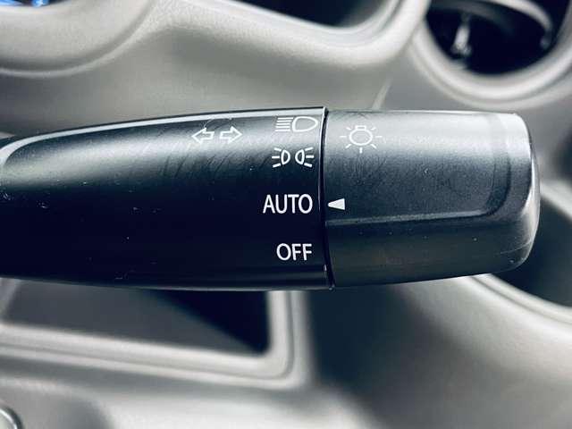 「オートライト」　暗くなると自動でライトが点灯し、安全運転を手助け！