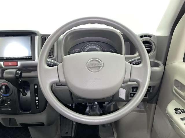 「ステアリング」　握りやすい形状のステアリングホイール。スレやキズなくキレイな状態です♪