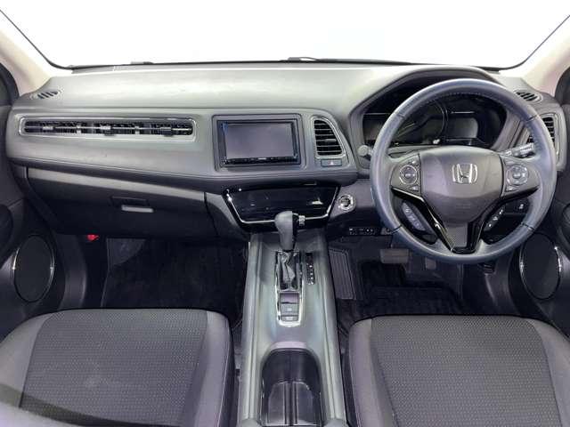 ヴェゼル Ｘ・ホンダセンシング　禁煙車／ホンダセンシング／アダブティブクルーズコントロール／ワンセグ付ケンウッドナビ／走行中ＴＶ／ＤＶＤ視聴可／バックカメラ／ＬＥＤヘッドライト／アイドリングストップ／純正ＡＷ／革巻ステアリング／（6枚目）