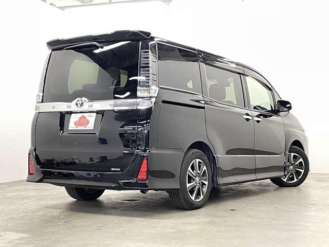 ヴォクシー 2.0ZS煌III 7名 フルセグ付9インチTコネクトSDナビ!走行中TV/DVD視聴可!BT!バックガイドM!セーフティセンス!アイドリングストップ!両側パワスラ!純正AW!合皮コンビシート!革巻ステアリ(6枚目)